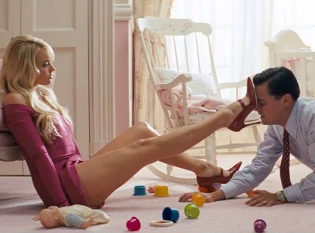 《華爾街狼人》中 Margot Robbie 挑逗里安納度的場面令人印象深刻,也令人連帶留意踩在里安納度頭上的 Mary-Jane 紅色尖頭高踭鞋。 《華爾街狼人》中 Margot Robbie 挑逗里安納度的場面令人印象深刻,也令人連帶留意踩在里安納度頭上的 Mary-Jane 紅色尖頭高踭鞋。