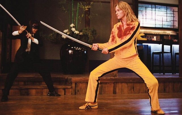 《標殺令》中的「新娘」（Uma Thurman 飾）大部分時間都穿著黃色運動裝與黑幫殺手打鬥，形象神勇。仔細一看才發現她全程穿著我們最愛的 Onitsuka Tigers 波鞋再，電影再一次印證了潮流的更替。