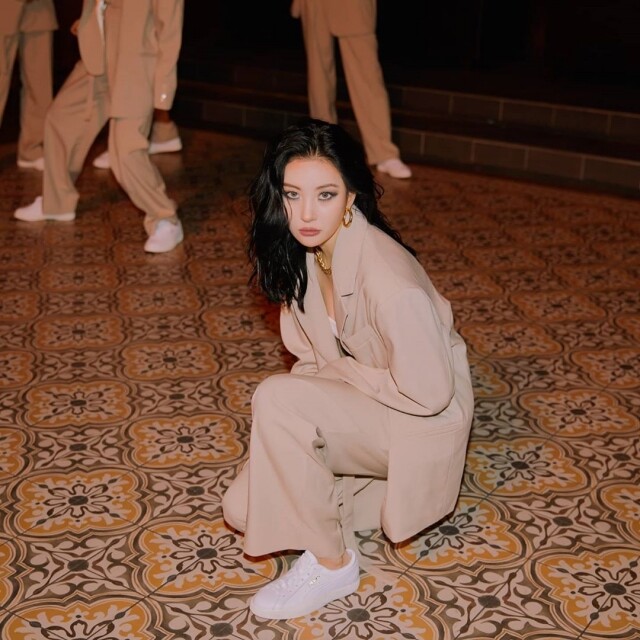 李宣美西裝穿搭必備波鞋 李宣美西裝穿搭必備波鞋