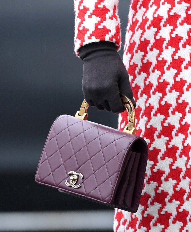 去年年初凱特前往瑞典出席活動時，紅白千鳥格套裝配上深紅的 Chanel 手袋，強烈的色彩對比並不違和。