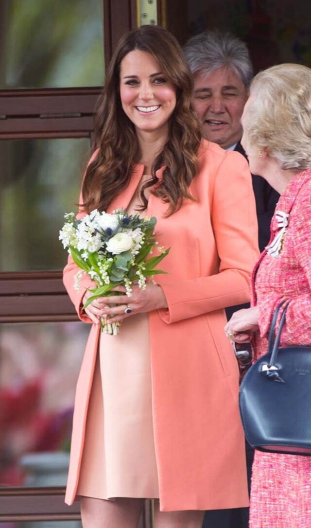在 2013 年出席活動時，凱特王妃以一件血橙色外套加上杏桃色的連身裙，作一個珊瑚色的配搭。