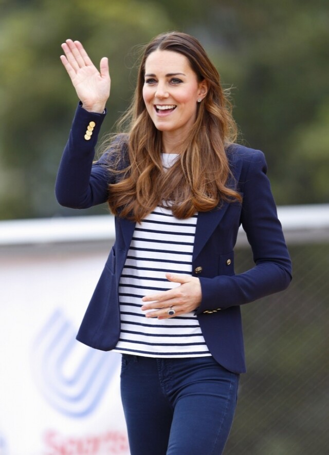 多年來,Kate Middleton 穿著幾件不同的 Breton Top 多年來,Kate Middleton 穿著幾件不同的 Breton Top