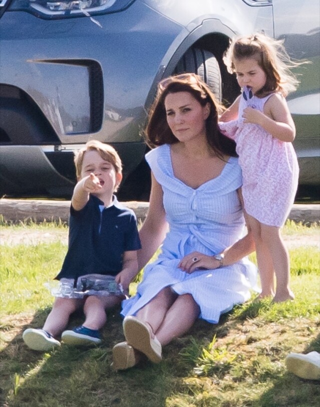 Kate Middleton 身穿著 Zara 的條紋藍色連衣裙與她的孩子一起參加馬球比賽