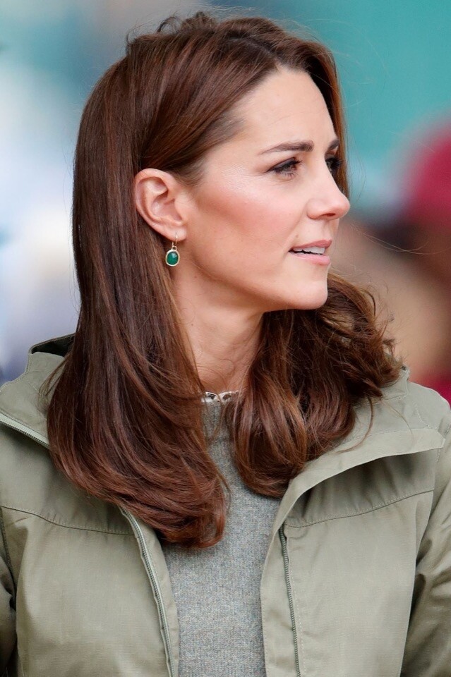 凱特皇妃被發現穿戴著 Monica Vinader Siren 系列的 18K 黃金綠色瑪瑙耳環。