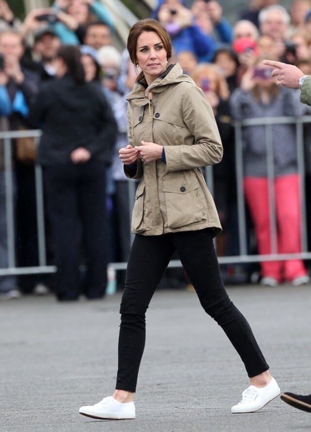 Kate Middleton 喜歡用一雙白色運動鞋來拼合她休閒風格的穿搭方案 Kate Middleton 喜歡用一雙白色運動鞋來拼合她休閒風格的穿搭方案