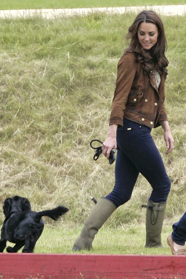 凱特王妃穿著棕色的機車夾克（moto jacke）、深色系的牛仔褲及棕色的 雨靴