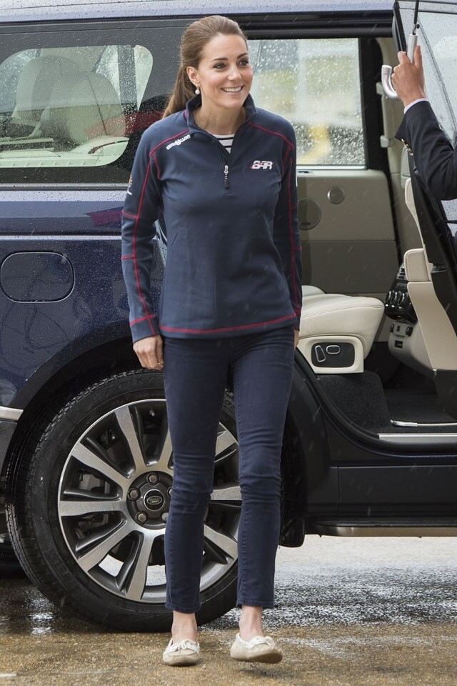 凱特王妃身穿深藍色拉鏈外套、藍色牛仔褲及 Loafer 樂福鞋。