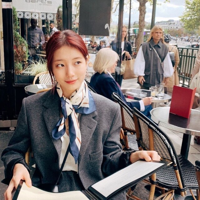 韓星 Suzy 秀智旅行時都常以西裝外套打造中性優雅打扮。 韓星 Suzy 秀智旅行時都常以西裝外套打造中性優雅打扮。