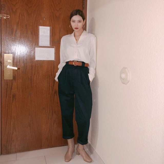 Wonder Girls 的 Sunmi 以白恤衫搭配略寬的深色西裝褲和裸色皮靴的型格造型。 Wonder Girls 的 Sunmi 以白恤衫搭配略寬的深色西裝褲和裸色皮靴的型格造型。