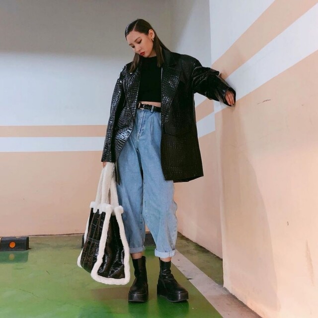 Sunmi 穿起了 Oversized 黑色皮褸和高腰 Mom Jeans 再配上厚底軍靴。 Sunmi 穿起了 Oversized 黑色皮褸和高腰 Mom Jeans 再配上厚底軍靴。