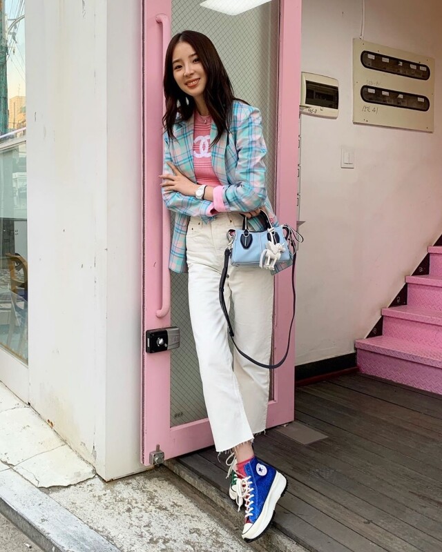 身高 178 cm 的 Irene Kim 擁有超模的高身材，愛美的她最愛穿高跟鞋和厚底鞋出