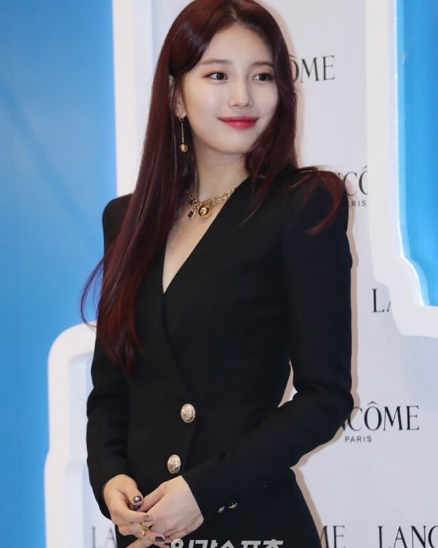 Suzy Bae 以貼身剪裁的黑西裝襯上一系列的金屬配飾作大衣穿搭造型。