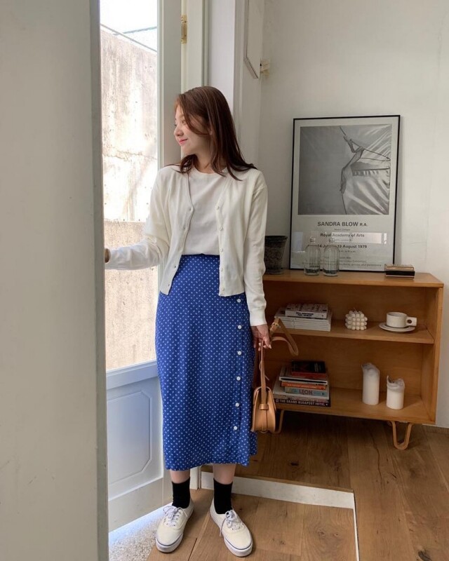 韓國女生的「經典藍」穿搭示範!原來這種藍色都可以穿得時尚又優雅 韓國女生的「經典藍」穿搭示範!原來這種藍色都可以穿得時尚又優雅