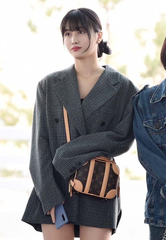 TWICE 成员平井桃 Momo 的機場造型演繹歐美街頭感包括加大碼西裝褸 及細款 Louis Vuitton 手袋讓造型顯得時髦 TWICE 成员平井桃 Momo 的機場造型演繹歐美街頭感包括加大碼西裝褸 及細款 Louis Vuitton 手袋讓造型顯得時髦