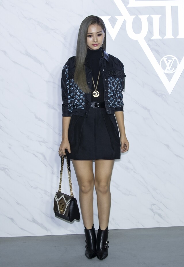 Twice 成員 Tzuyu 周子瑜穿上 Louis Vuitton monogram 圖案皮褸襯黑色迷你裙打造不做作的性感穿搭