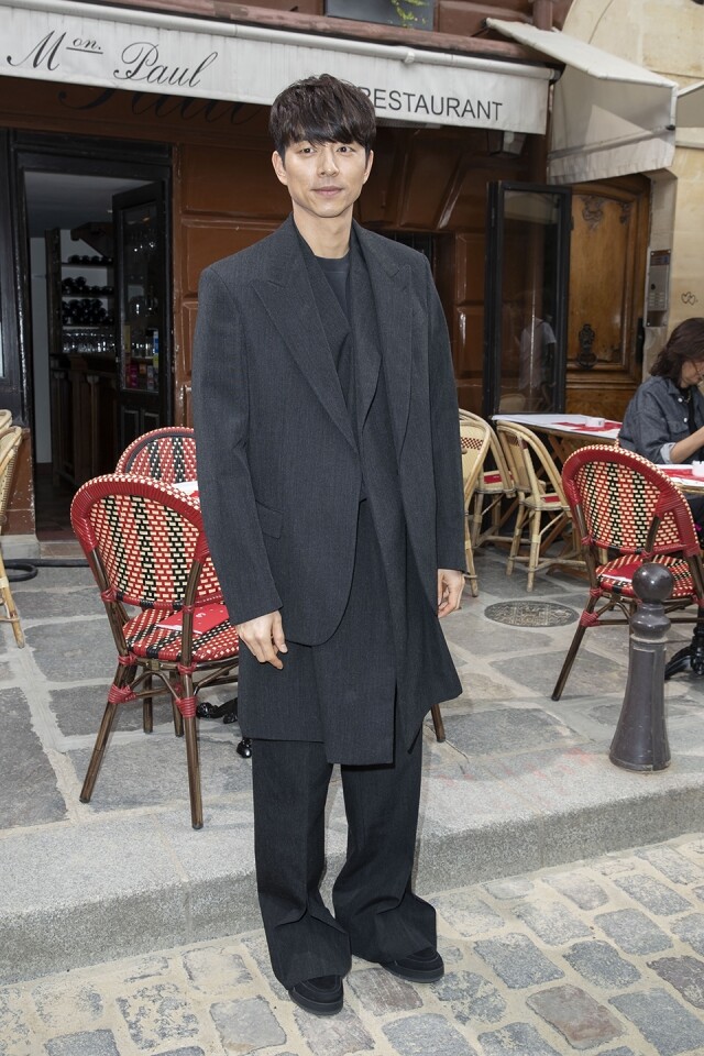 孔劉 Gong Yoo 穿上闊身剪裁西裝外套及闊西褲示人。