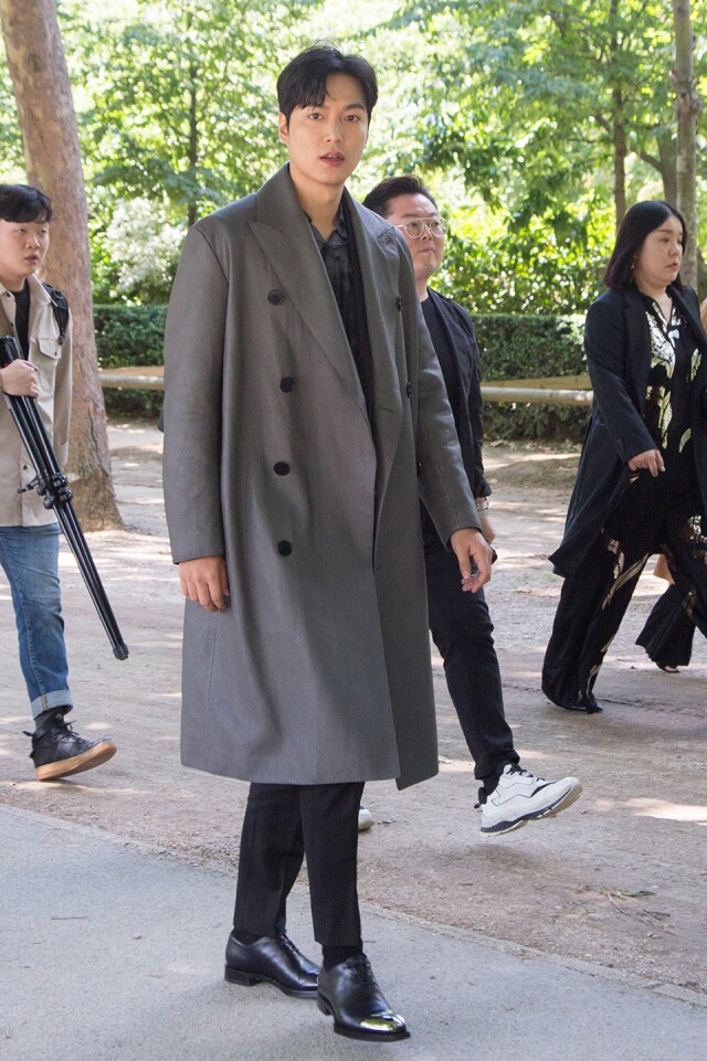 李敏鎬 Lee Min-ho 穿上孖襟乾濕褸襯西褲和綁帶皮鞋示人。