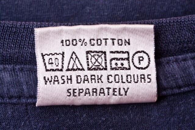 不單只是洗衣的符號，部分的衣物更會以英文寫著要注意的事，以上圖為例，深色的衣物標籤中都會提醒著穿著者要把它獨立與其他深色衣物一同清洗，以避把顏色染到淺色的服飾上。