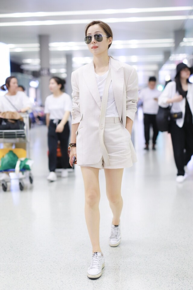 內地女星江一燕也穿著米白色麻質西裝短褲套裝現身機場，展現休閒與知性兼備的機場時尚。