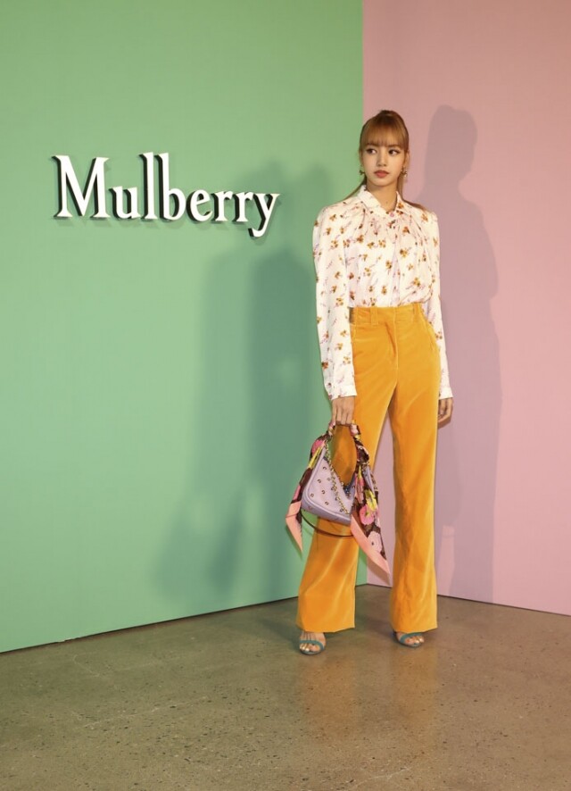 Lisa 則入手了 Mulberry 的 Samll Leighton 系列手袋，Lisa 更特地以絲巾裝飾 Small Leighton 系列手袋。