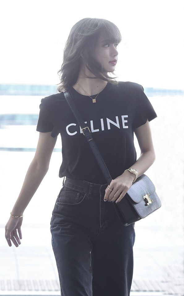 要配襯 Celine Triomphe 系列手袋最直接的方法，當然是以 T-shirt 牛仔褲配襯