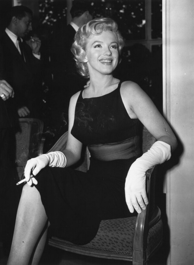 1950 年代 由瑪麗蓮夢露主演，於 1950 年上映的美國黑白電影《The Asphalt Jungle》，一代性感女神以一字膊黑色連身裙登場，隨後出席多個重要場合，都以黑色窄身裙示人。