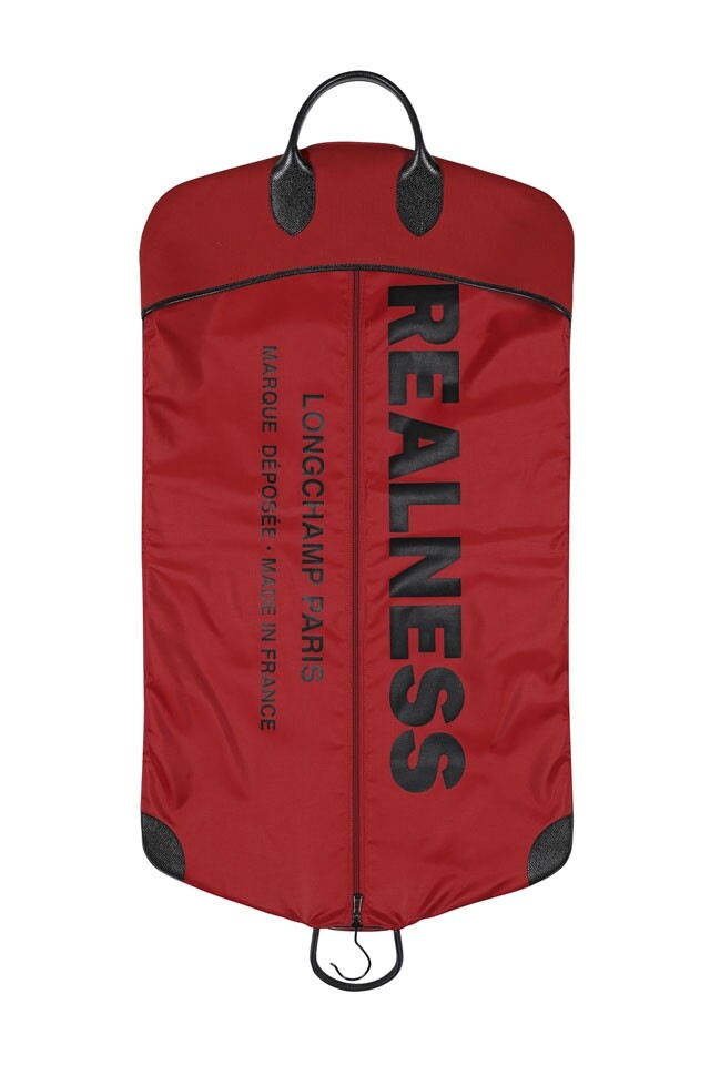 其中一款 Shayne Oliver for Longchamp 手袋以紅色作底色，並印有 REALNESS 的字樣。