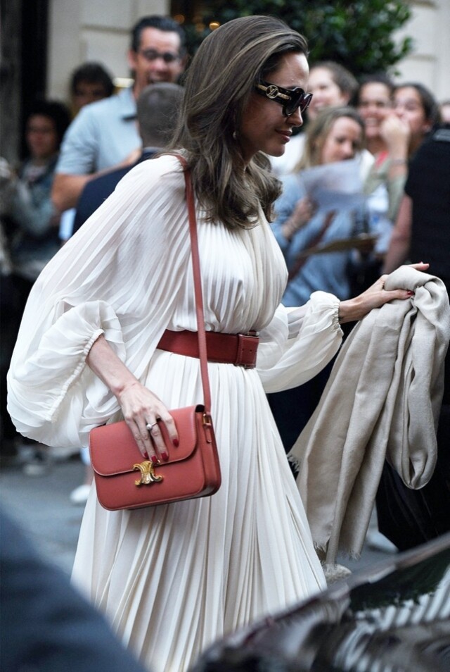不只 Lisa，Angela Jolie 對 Celine Triomphe 系列手袋同樣竉愛有加，完美地示範知性配搭。