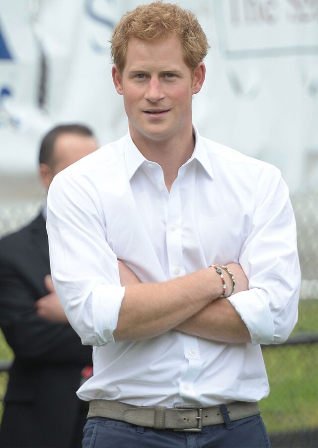 哈里王子穿起白恤衫再摺起衫袖