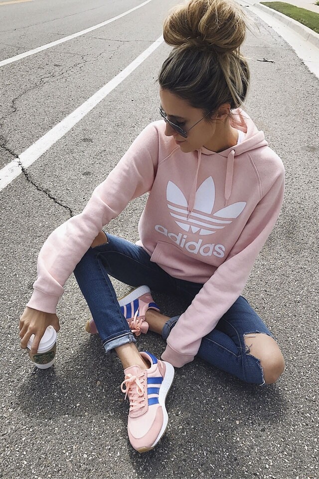 Fashion blogger Christine Andrew 也是「千禧粉」的粉絲，穿著這種帶有灰調的粉紅色波鞋和衛衣在公路上拍照，顏色特別和諧。