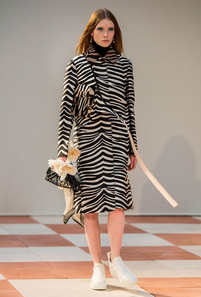 其實在 Celine 2015 秋冬的 fashion show 上，漁網手袋已經嶄露頭角。