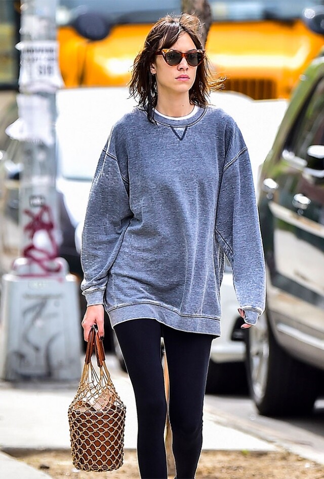 穿甚麼紅甚麼的 Alexa Chung,假日在紐約街頭閒逛時也是拿著一個水桶形漁網手袋。 穿甚麼紅甚麼的 Alexa Chung,假日在紐約街頭閒逛時也是拿著一個水桶形漁網手袋。