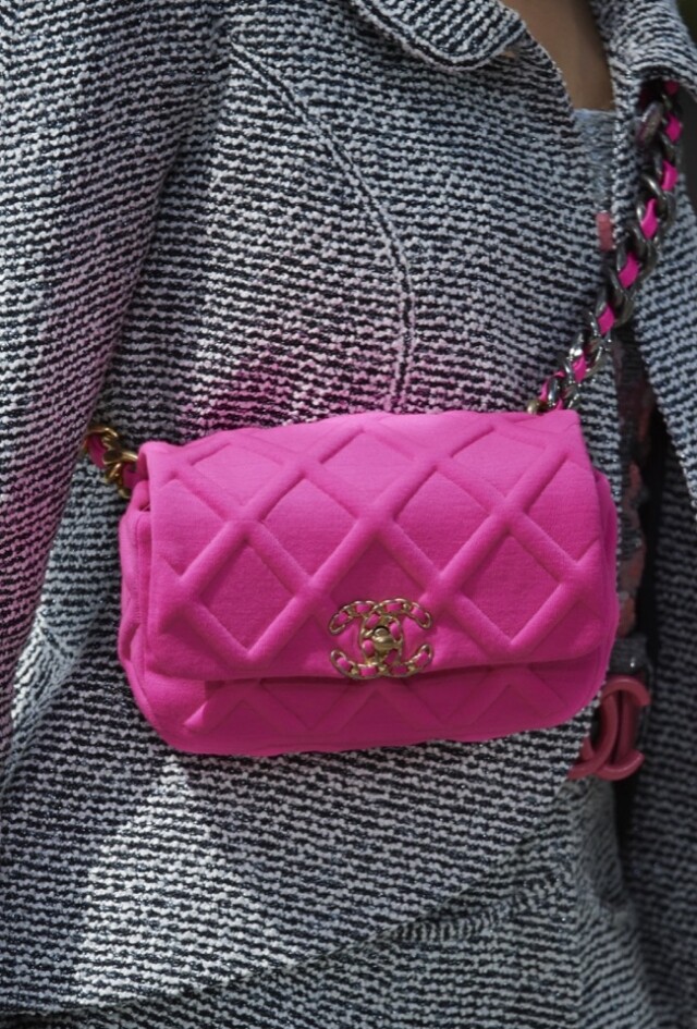 Chanel 19 系列手袋更有推出以 Tweed 料製作的，相比起皮革款式更具法式優雅之感。