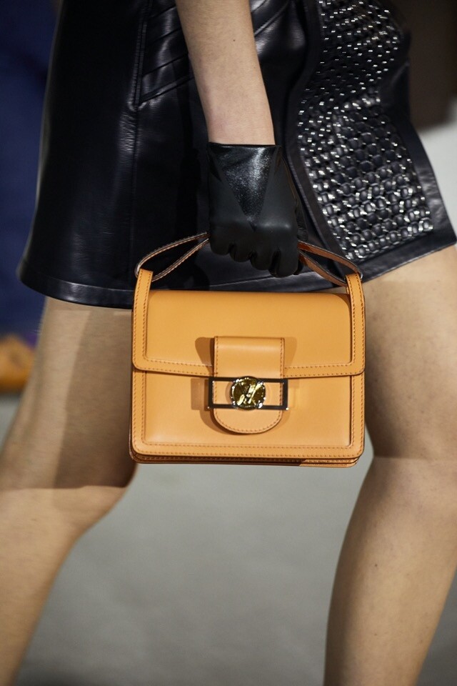 除了 Monogram 款式外，Louis Vuitton Dauphine 系列手袋亦有推出淨色皮革設計，更是易於配搭。