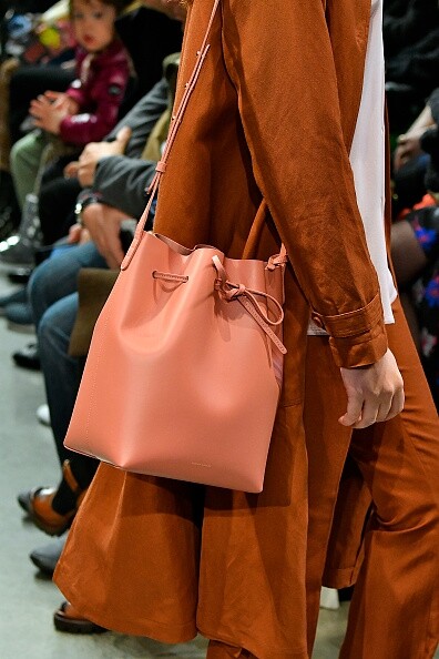 Mansur Gavriel 淺啡色百摺水桶袋 $4,700 Mansur Gavriel 淺啡色百摺水桶袋 $4,700