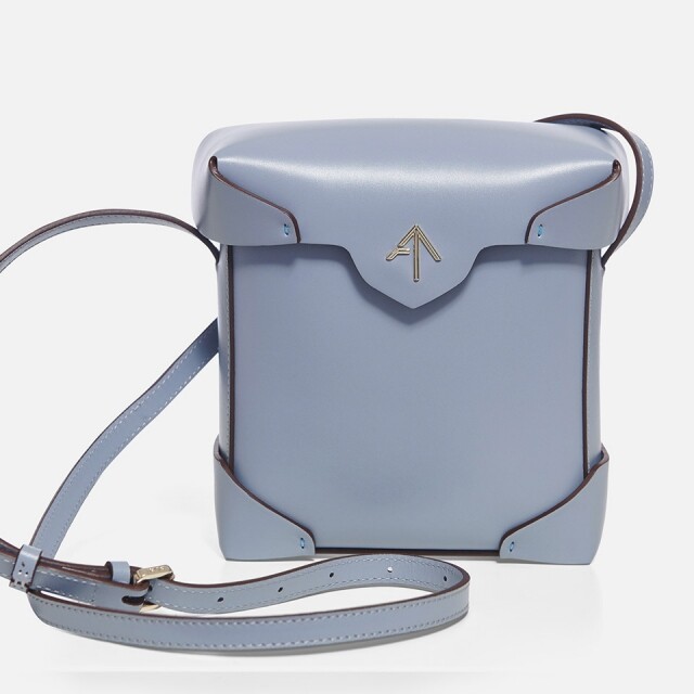 Manu Atelier 冰藍色皮革側揹袋 約 $3,996