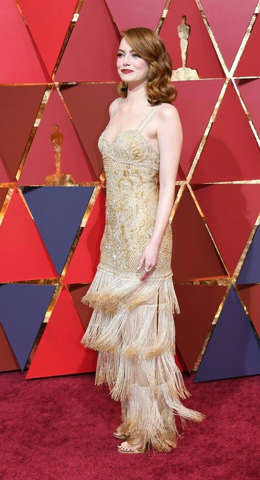 Emma Stone 憑著 《Lala Land》令 Emma Stone 首奪奧斯卡最佳女主角獎項,她穿上一襲金色流穗晚裝,走路時搖曳生姿,即使沒有太多的飾物配襯,簡單而隆重,非常配合她爽朗的性格。 Emma Stone 憑著 《Lala Land》令 Emma Stone 首奪奧斯卡最佳女主角獎項,她穿上一襲金色流穗晚裝,走路時搖曳生姿,即使沒有太多的飾物配襯,簡單而隆重,非常配合她爽朗的性格。