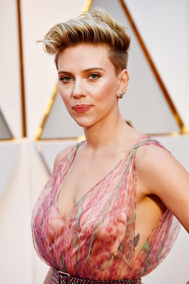 Scarlett Johansson 被喻為最性感女星的 Scarlett Johansson 以一襲粉色碎花圖案晚裝裙出席頒獎禮,整具春天氣息,而重點在細節,側面特別設計令 Scarlett Johansson 的紋身若隱若現,極具挑逗性。 Scarlett Johansson 被喻為最性感女星的 Scarlett Johansson 以一襲粉色碎花圖案晚裝裙出席頒獎禮,整具春天氣息,而重點在細節,側面特別設計令 Scarlett Johansson 的紋身若隱若現,極具挑逗性。
