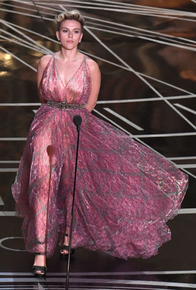Scarlett Johansson 被喻為最性感女星的 Scarlett Johansson 以一襲粉色碎花圖案晚裝裙出席頒獎禮，整具春天氣息，而重點在細節，側面特別設計令 Scarlett Johansson 的紋身若隱若現，極具挑逗性。