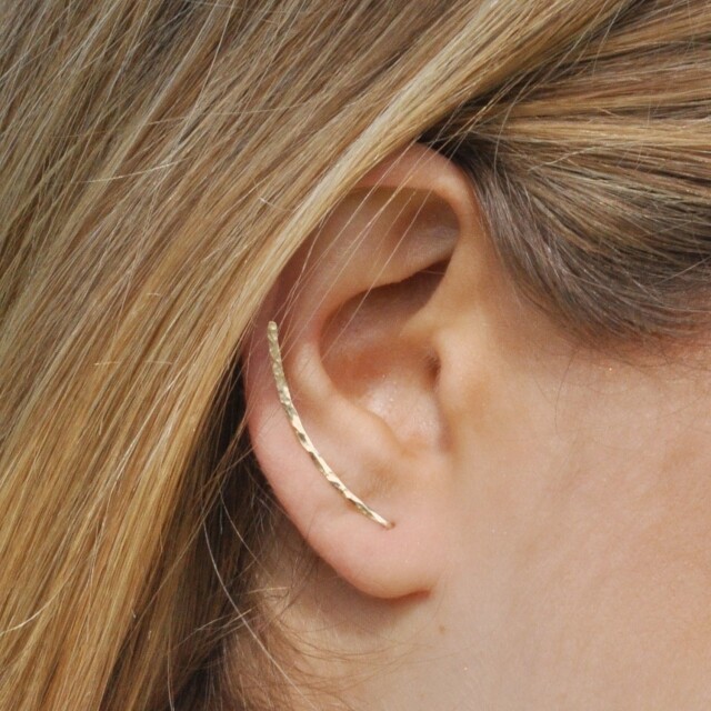 Ear-Crawlers 即是沿著耳緣攀爬設計的耳環。它曾在歐美風靡一時，打破了耳環既有的形狀及種類。不過向耳緣延伸的耳環在這年頭已成「怪誕」設計。