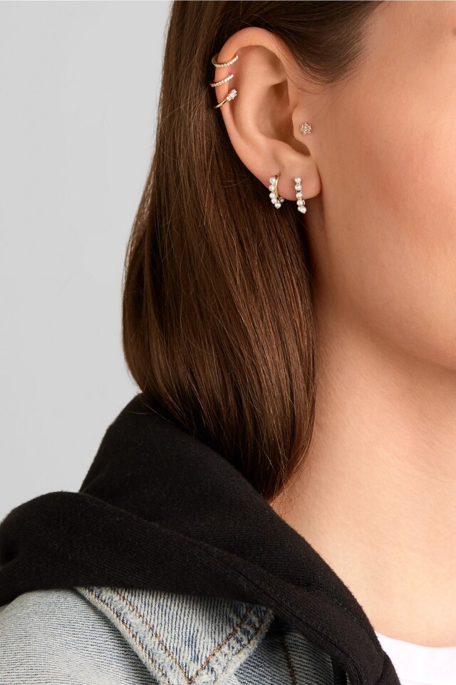 惟一不易被淘汰的便是小巧精緻的耳環。把小巧的鑽石耳環戴在耳上，低調之餘又時尚，還可與其他耳環 mix and match 襯出個人風格。
