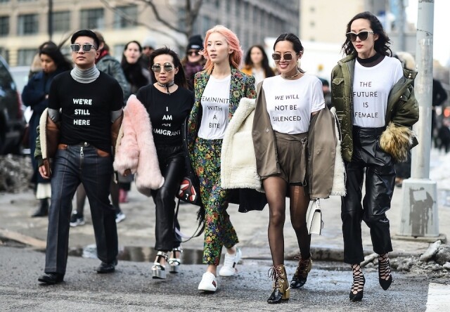 去年,Bryanboy、Tina Craig、Irene Kim、Chriselle Lim 和 Aimee Song 更齊齊穿著印著不同標語的 logo tee 現身紐約 去年,Bryanboy、Tina Craig、Irene Kim、Chriselle Lim 和 Aimee Song 更齊齊穿著印著不同標語的 logo tee 現身紐約