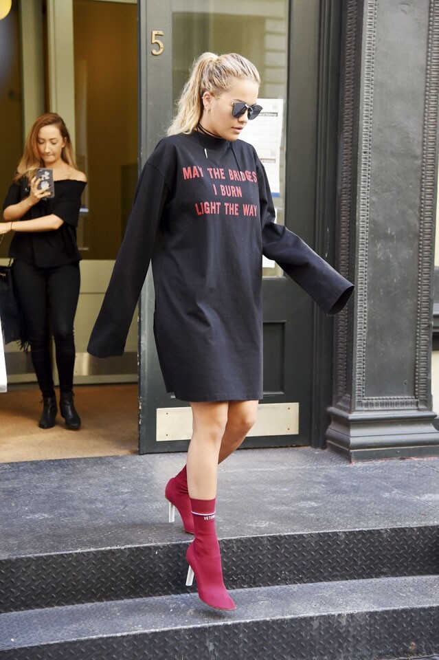 女星 Rita Ora 以 oversized 長袖 T-shirt 配搭緊身 sock boots