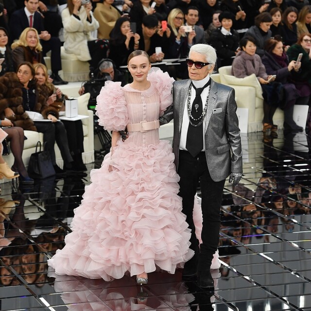 Chanel 2017 春夏 Haute Couture runway，Karl Lagerfeld 愛將 Lily-Rose Depp 穿著淡粉紅色蓬蓬裙，猶如春天剛綻放的花朵。