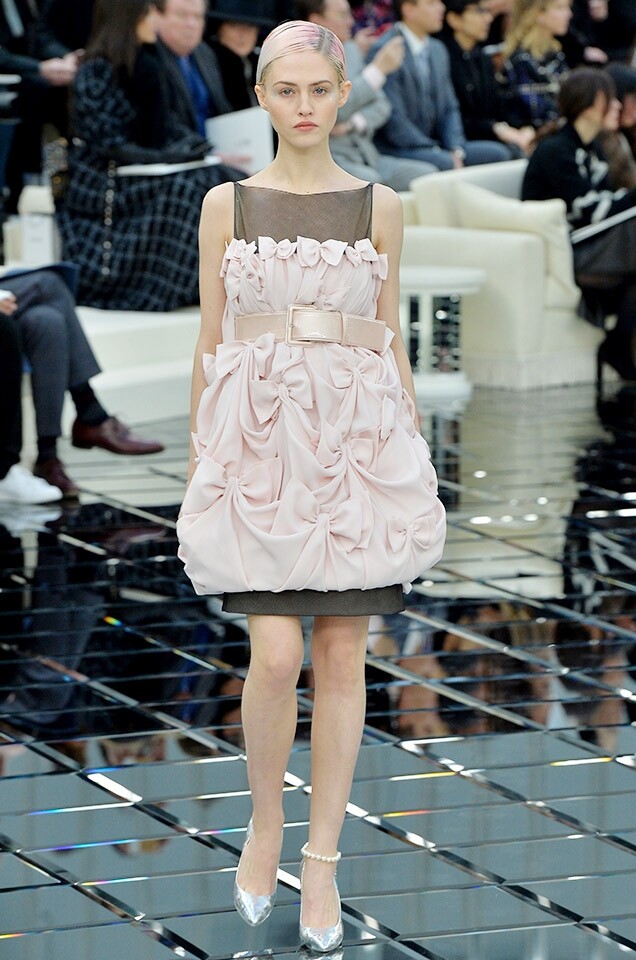 On Runway：Chanel 談到 2017 春夏的 runway，加最重注碼於 Pale Dogwood 這顏色的品牌，一定要數 Chanel。無論是 Haute Couture 的壓軸高級晚裝裙還是 Ready-To-Wear 時裝騷上的各款衣服細節，都離不開淡粉紅的影子。