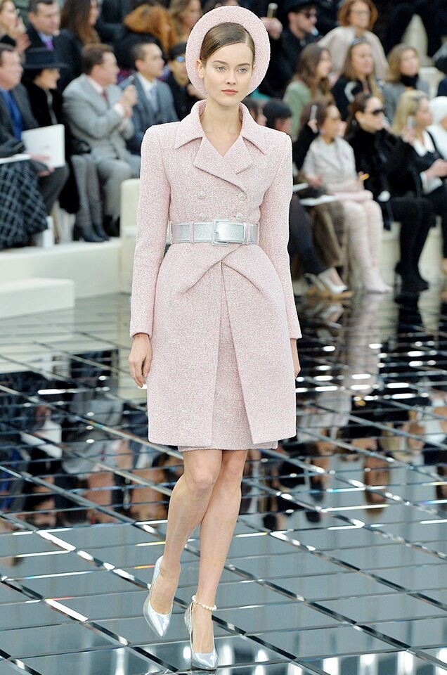 On Runway：Chanel 談到 2017 春夏的 runway，加最重注碼於 Pale Dogwood 這顏色的品牌，一定要數 Chanel。無論是 Haute Couture 的壓軸高級晚裝裙還是 Ready-To-Wear 時裝騷上的各款衣服細節，都離不開淡粉紅的影子。