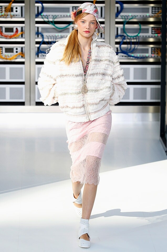 On Runway：Chanel 談到 2017 春夏的 runway，加最重注碼於 Pale Dogwood 這顏色的品牌，一定要數 Chanel。無論是 Haute Couture 的壓軸高級晚裝裙還是 Ready-To-Wear 時裝騷上的各款衣服細節，都離不開淡粉紅的影子。