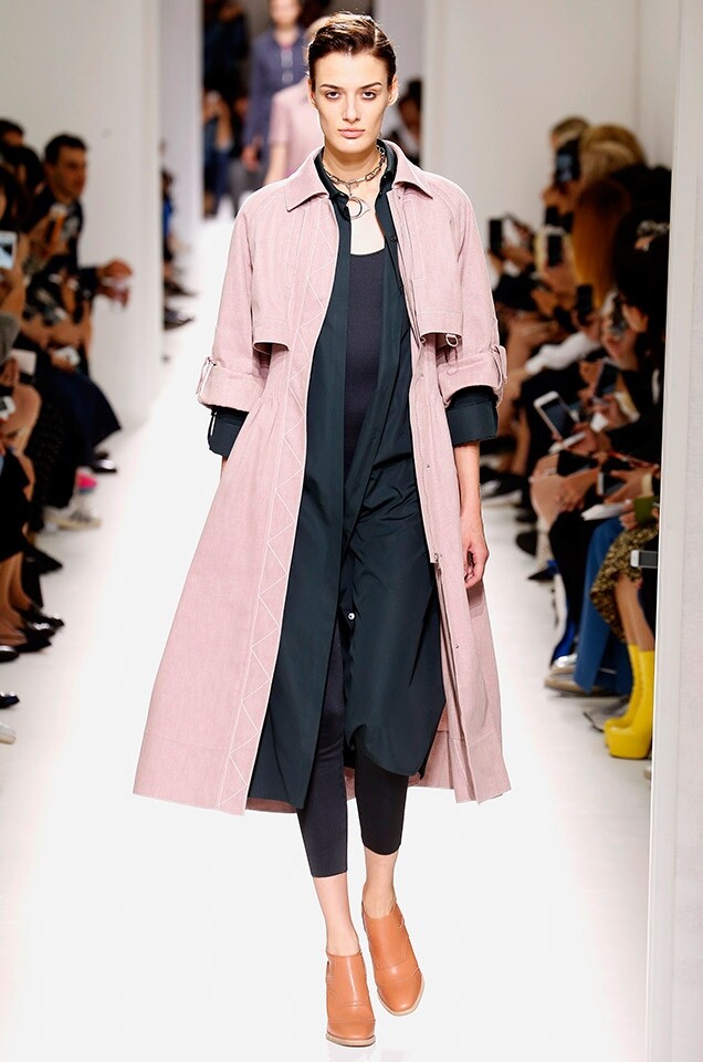 On Runway：Hermes 從來沒想過，淡粉紅這種充滿少女味的顏色會出現在如此利落的剪裁之中。Hermes 2017 春夏系列瀰漫著初春的輕盈浪漫氛圍，甜蜜的色彩與知性優雅的剪裁，就像從少女時期過渡到初熟的女性階段。Pale Dogwood 就像現代女性般，可塑性極高，集百般形態於一身。