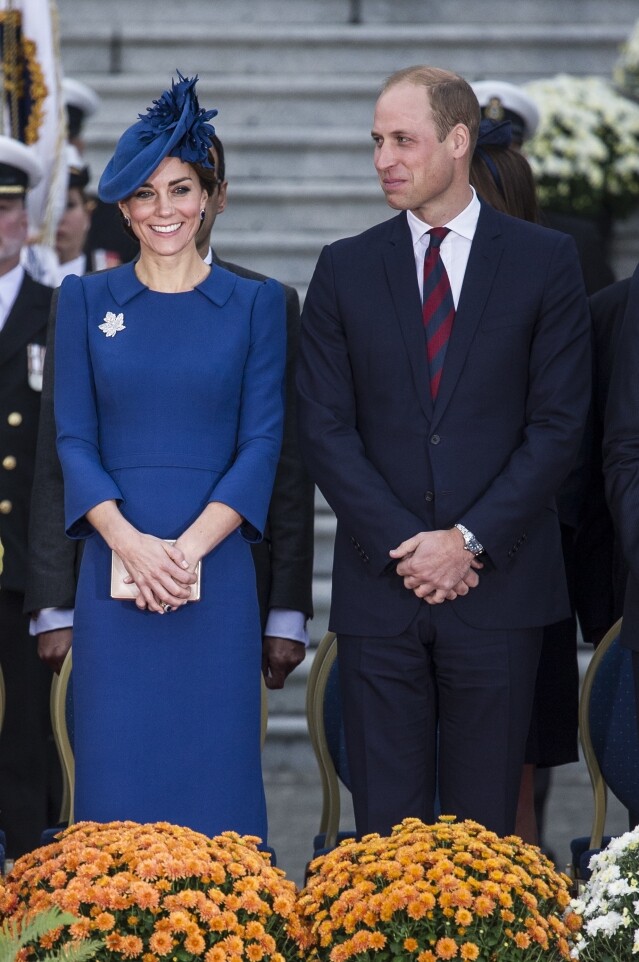 凱特王妃穿著百搭的經典藍套裝裙與穿著深藍色西裝的威廉王子一同