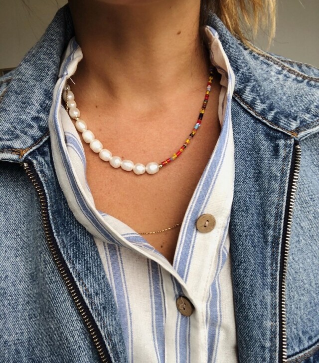 品牌也用到彩色珠點綴，與珍珠的珠光和優雅氣質形成強烈對比。兩者糅合反而多了一種隨性感覺，使珍珠能成為日常穿搭元素。